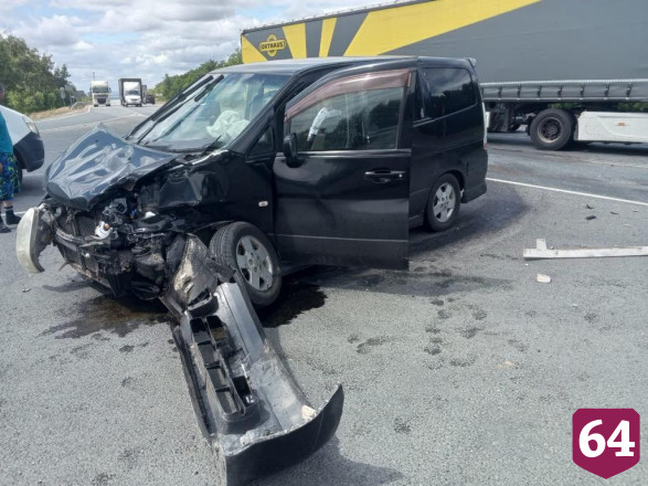 Две пассажирки минивэна пострадали в ДТП с фурой под Саратовом