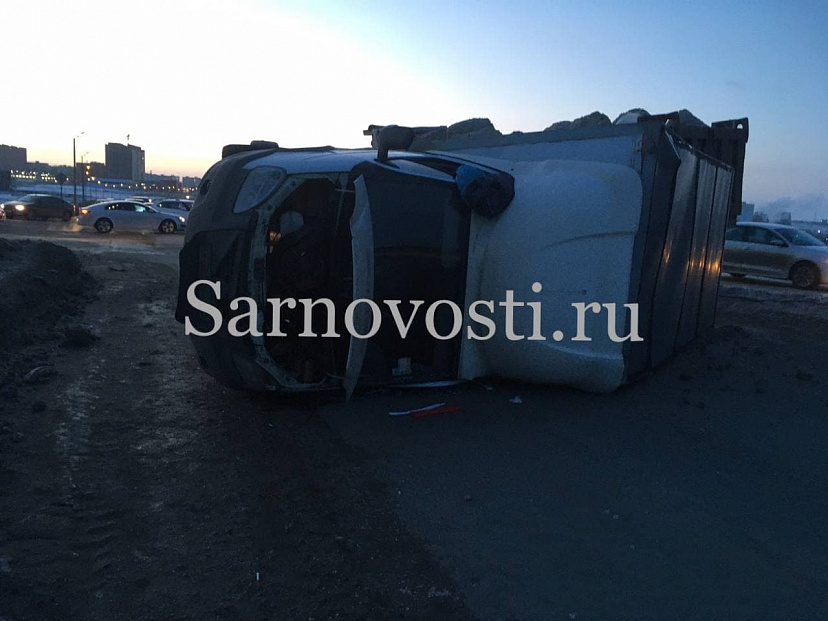 В Саратове грузовик опрокинулся от удара легковушки