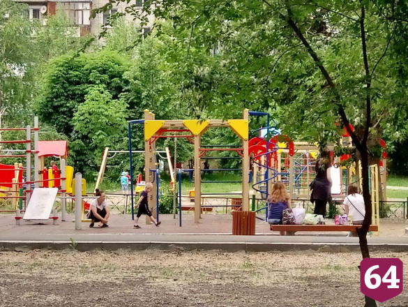 Саратовцы забыли о социальной дистанции и вывели детей на прогулки 