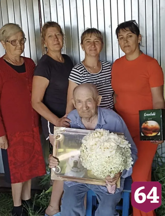 Саратовскому трактористу на 90-летие подарили картину с лабрадором