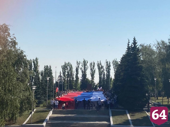 В Саратове развернули 810-метровый флаг России