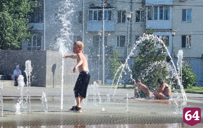 Саратовцы оценили бодрящий танец в фонтане