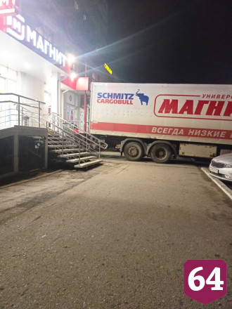 Жителей возмутила машина автохама на тротуаре в центре Саратова