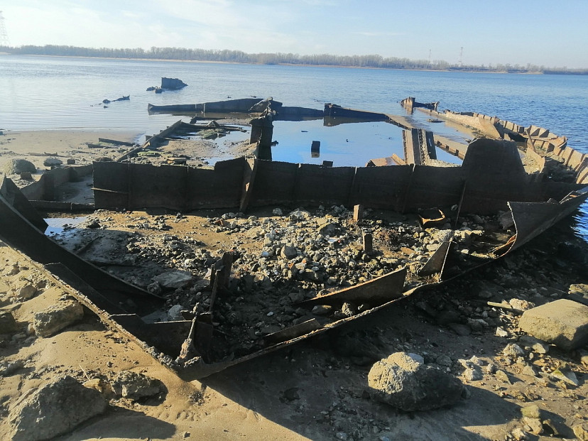 Под Саратовом из-за обмеления Волги проявились затонувшие баржа и катер