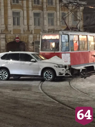 В центре Саратова перед Новым годом девушка на BMW попала под трамвай