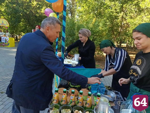 На саратовском фестивале самоваров кормили пловом и катали на ослике
