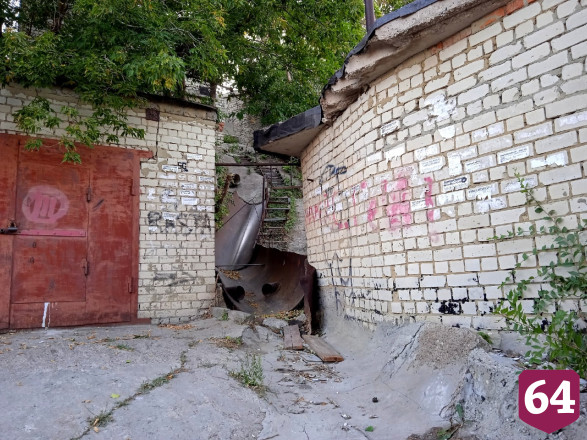 В Саратове жители сделали лестницу из гаечных ключей