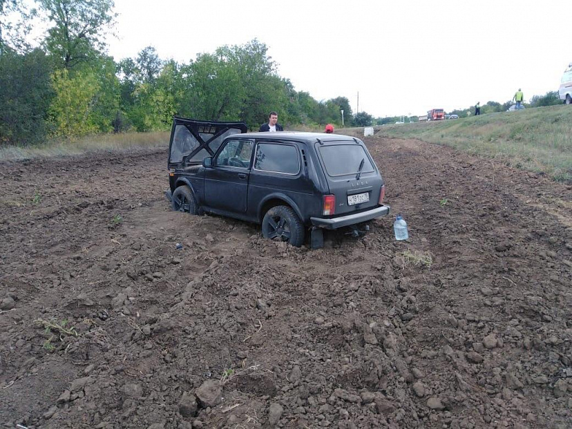 Под Саратовом автоледи опрокинула внедорожник с 2 детьми