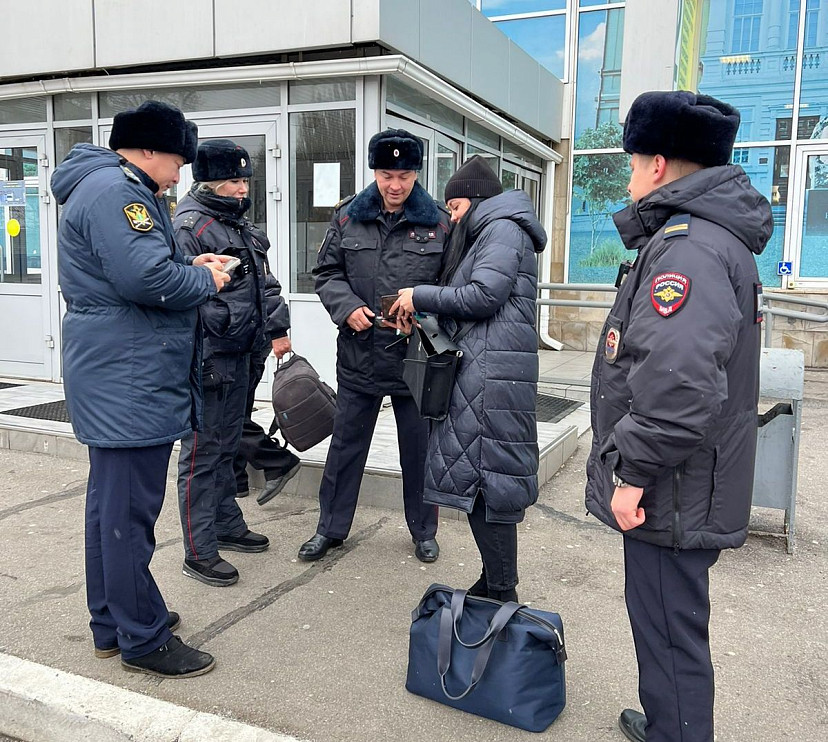  Полицейские в Саратове на вокзалах ловили должников