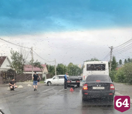 Авария с легковушками парализовала движение на Молочке