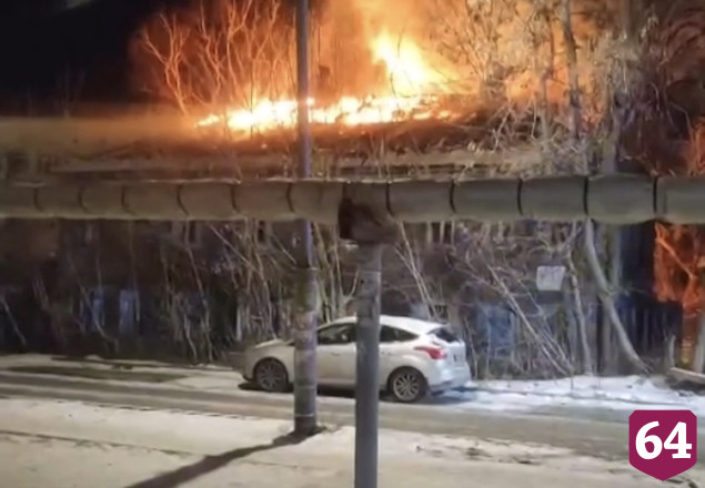 В центре Саратова полыхал расселенный дом