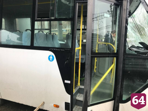 В Саратове микроавтобус протаранил опору моста