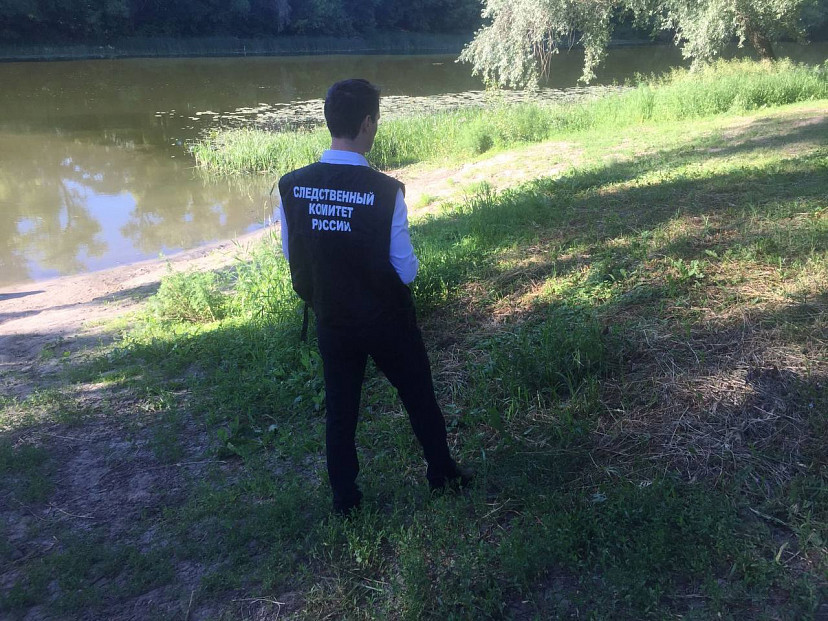 Водолазы вытащили труп мужчины из реки под Саратовом