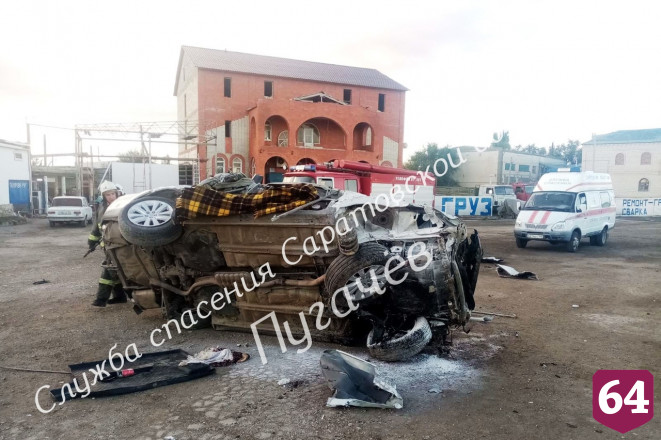 Водителя с пассажиркой зажало в задымленном салоне перевернувшейся иномарки