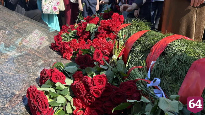 Тысячи саратовцев пришли в День Победы к мемориалу «Журавли» 