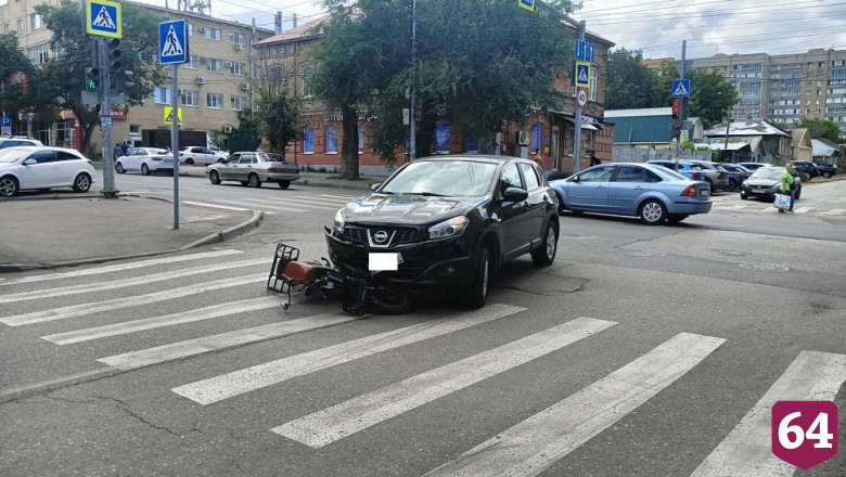 Курьер на электровелосипеде попал под иномарку в центре Саратова