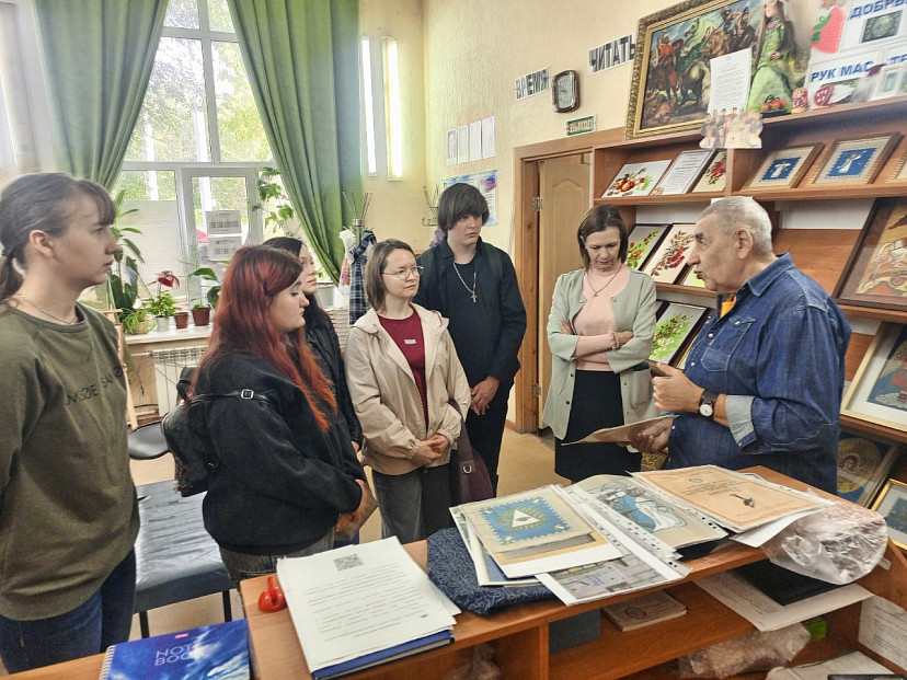 Саратовский мастер вышивает ангелов старинным швом «в раскол»
