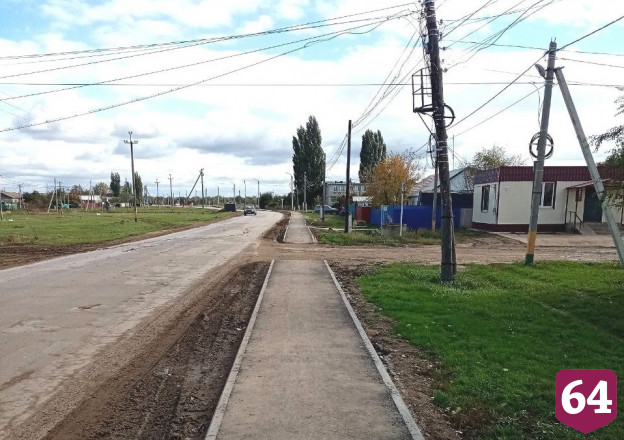 В поселке детей приучают ходить по новым тротуарам 