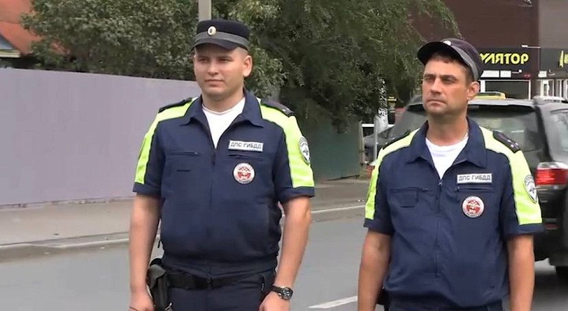 Саратовские полицейские сопроводили до больницы автомобиль с теряющей сознание пассажиркой
