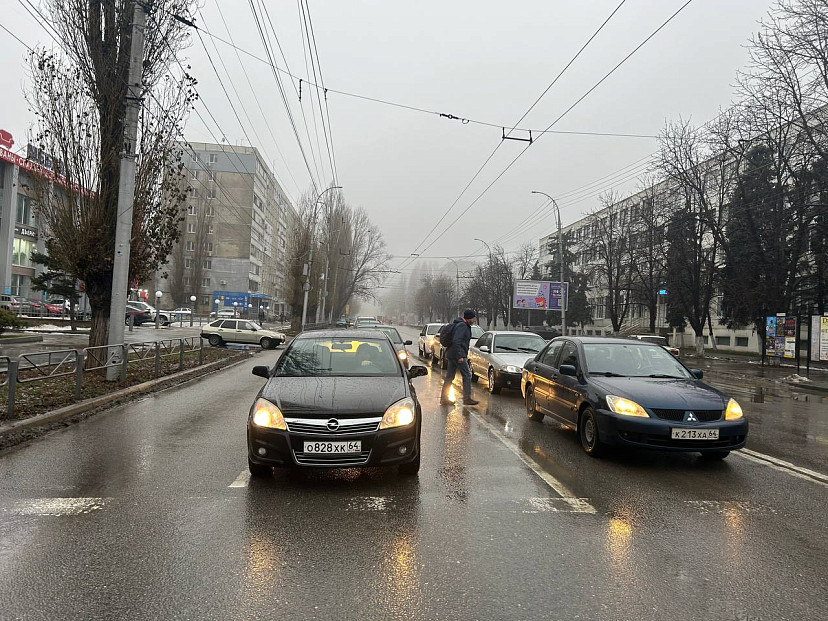 Автоинспекторы попросили водителей не менять скорость на скользкой дороге