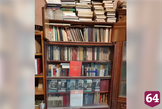 В Саратове за полмиллиона продают книги вместе со шкафами