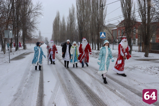 Под Саратовом прошел парад Дедов Морозов