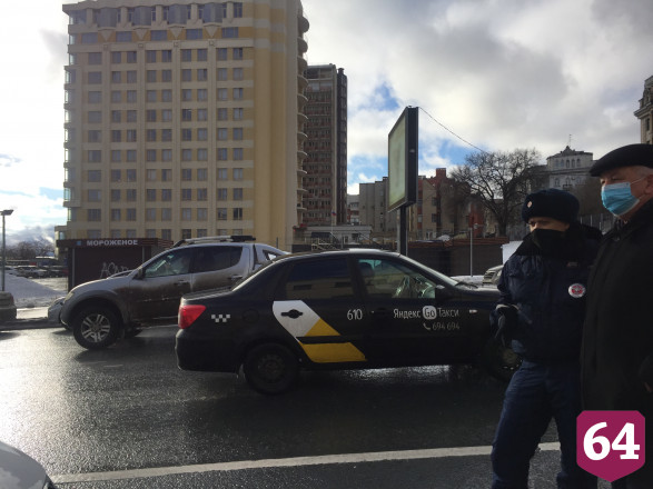 Саратовского таксиста наказали за пассажира без маски 