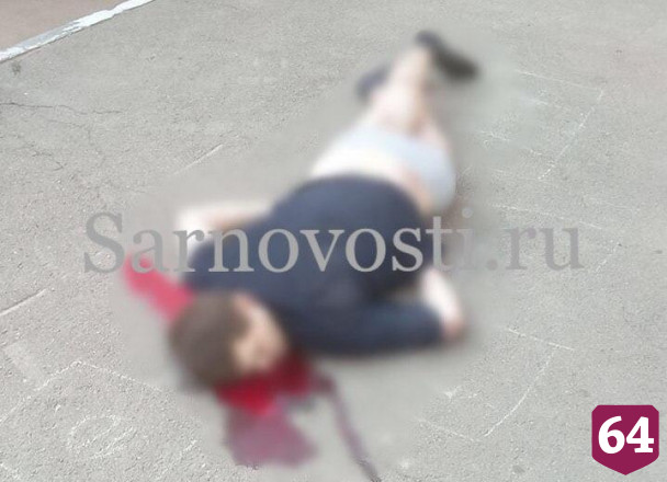 В Саратове мужчина выпал из окна и погиб