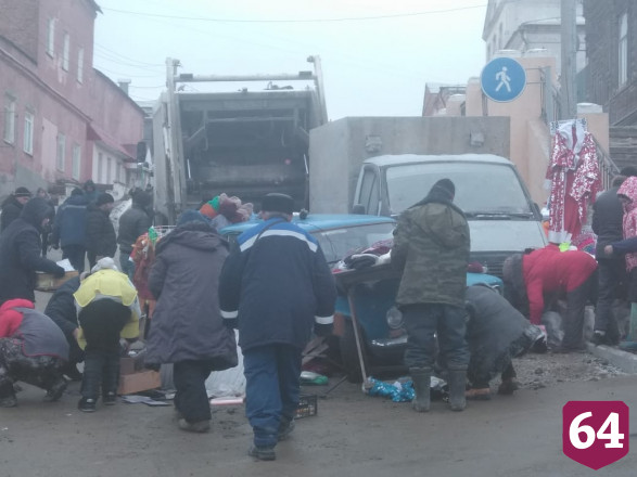 Неуправляемый мусоровоз на скользкой дороге смял 2 машины 