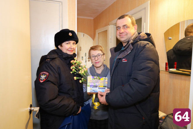 Транспортные полицейские на вокзале дарили женщинам цветы