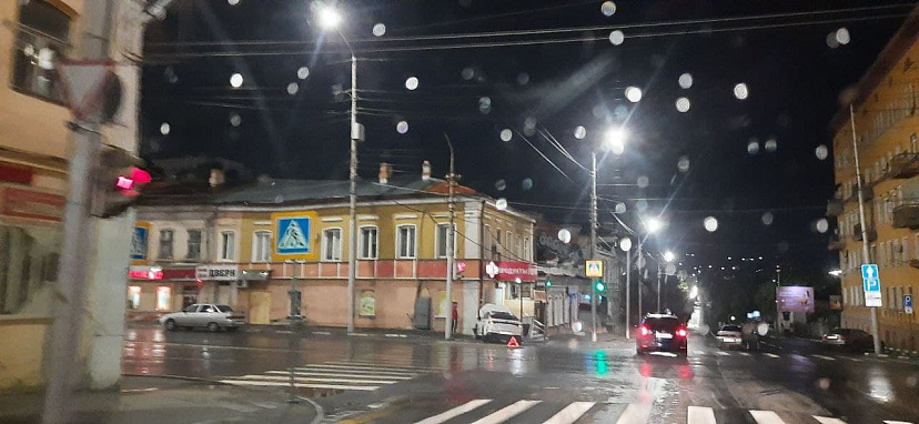 В центре Саратова  легковушка протаранила продуктовый магазин