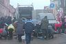 Неуправляемый мусоровоз на скользкой дороге смял 2 машины 