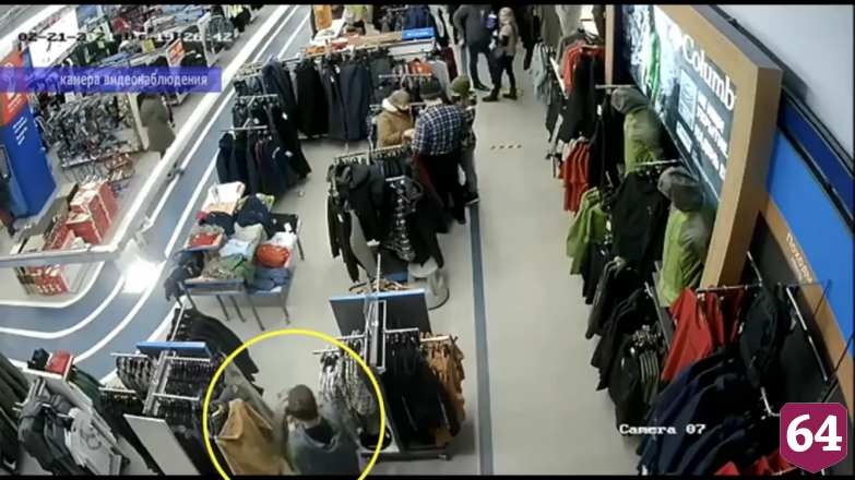 Москвичка украла вещи в спортивном магазине и попала на камеры