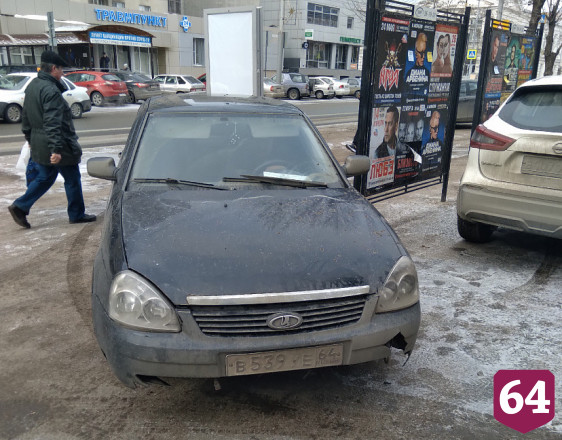ГИБДД проверит парковку автомобиля на тротуаре около полиции Саратова