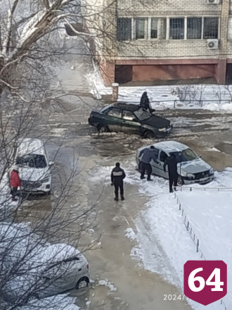 В Саратове УК накажут за вмерзшие в канализационные стоки машины