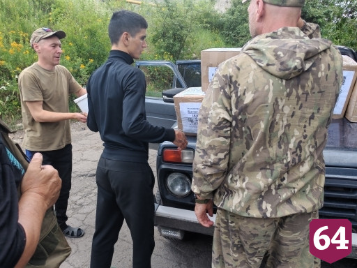 Саратовские ветераны «Боевого братства» доставили на фронт грузовик и стройматериалы