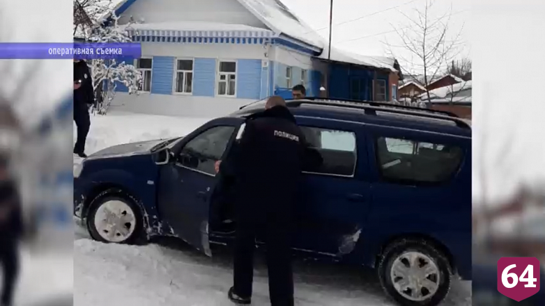 Под Саратовом мужчина взял в заложники сына и пытался убить участкового