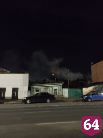 Жителя дома в центре Саратова эвакуировали из-за пожара