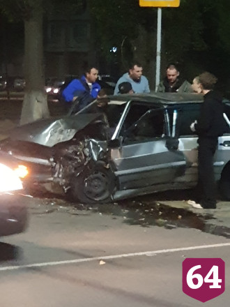 Молодой мужчина травмировался в ДТП с деревом в Саратовской области
