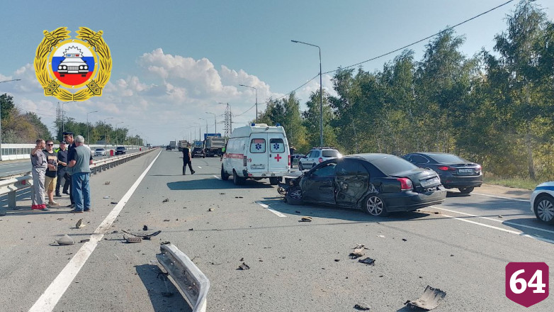 В Саратове водитель «Тойоты» врезался в отбойник и погиб