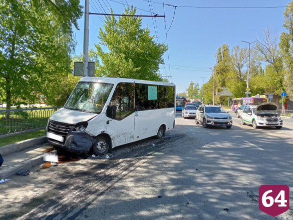 Две женщины пострадали в массовом ДТП с маршруткой в Саратове