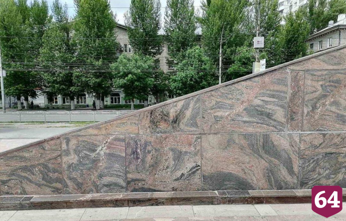 В Саратове ищут разрисовавших памятник Героям фронта и тыла вандалов