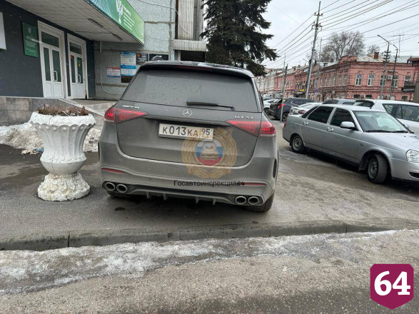 В центре Саратова инспекторы ГИБДД эвакуировали машины автохамов