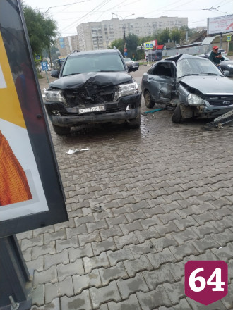 Автомобили вынесло на тротуар торгового центра в Энгельсе