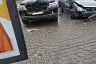 Автомобили вынесло на тротуар торгового центра в Энгельсе