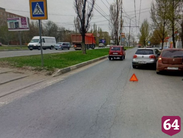 В Саратове «Фольксваген» сбил женщину и протаранил «Рено»