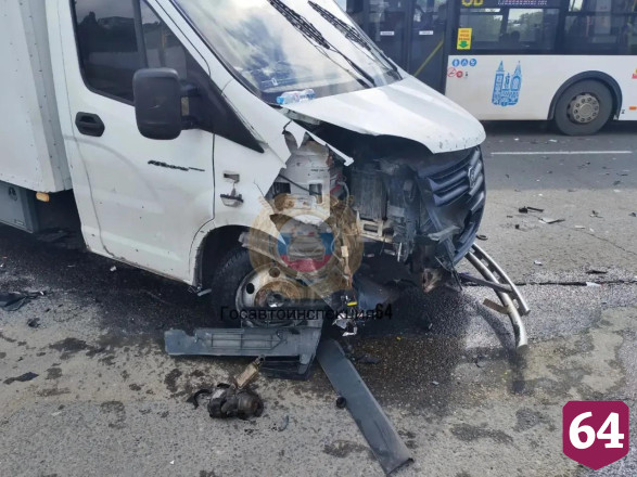 Автоледи пострадала в ДТП с грузовиком у АЗС в Саратове