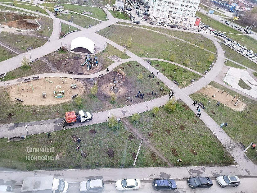 Жители Саратова на субботнике озеленяют парк