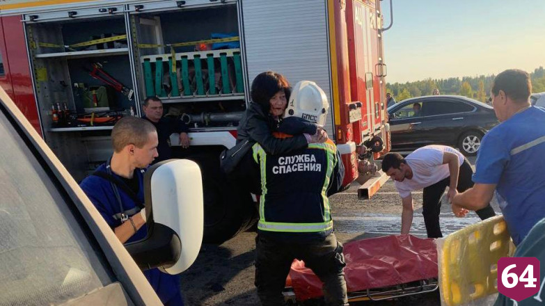 В аварии на мосту под Саратовом пострадали журналисты