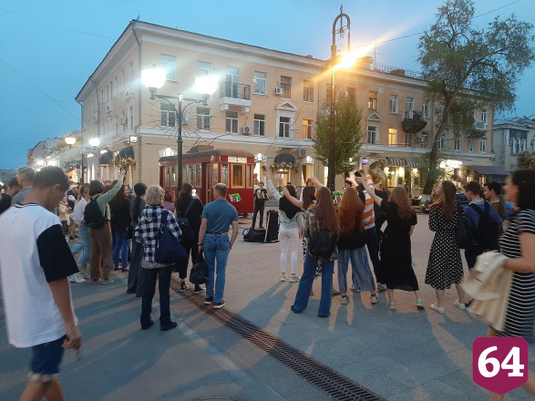 В центре Саратова прохожие танцевали под духовые инструменты